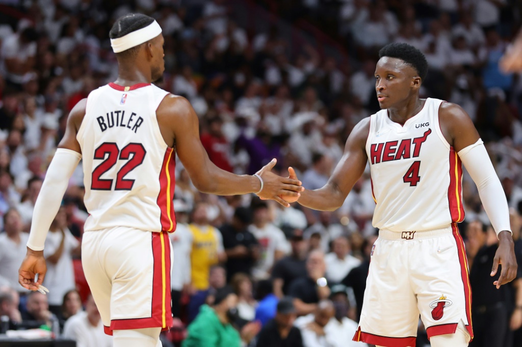 Jimmy Butler et Victor Oladipo lors de la victoire du Heat face aux Sixers