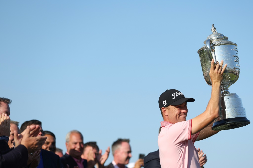 L'Américain Justin Thomas brandit le trophée après sa victoire dans le Championnat PGA