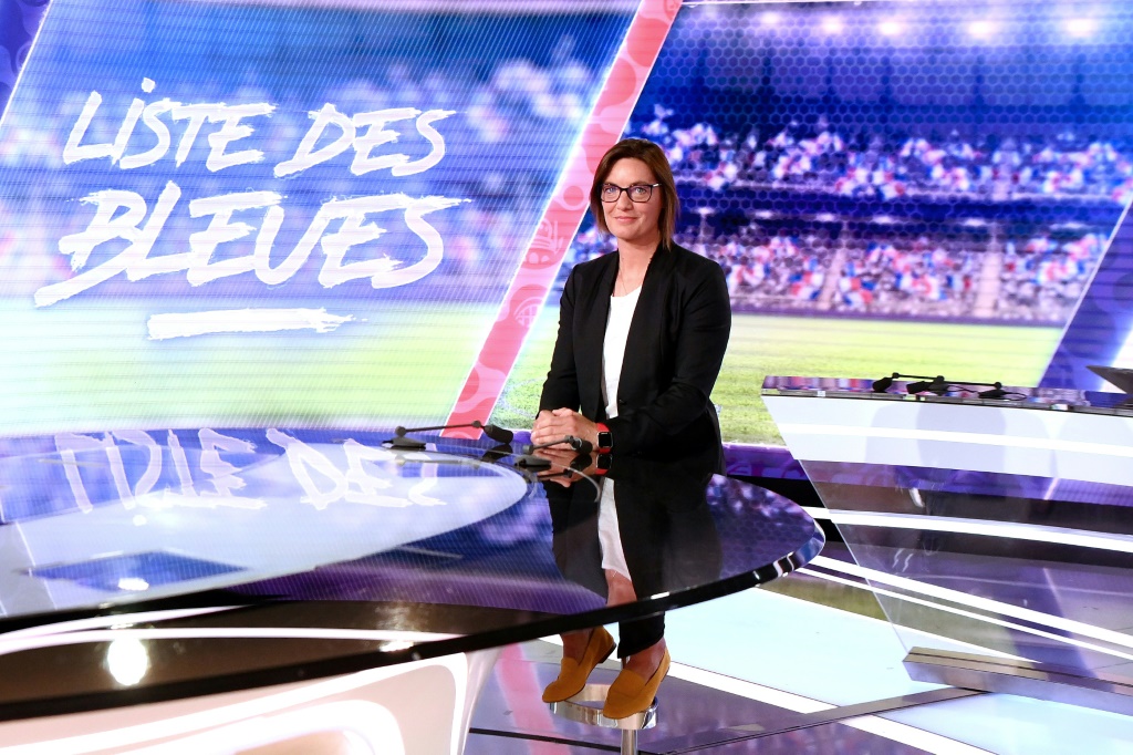 La sélectionneuse des Bleues Corinne Diacre sur le plateau de TF1 à Paris