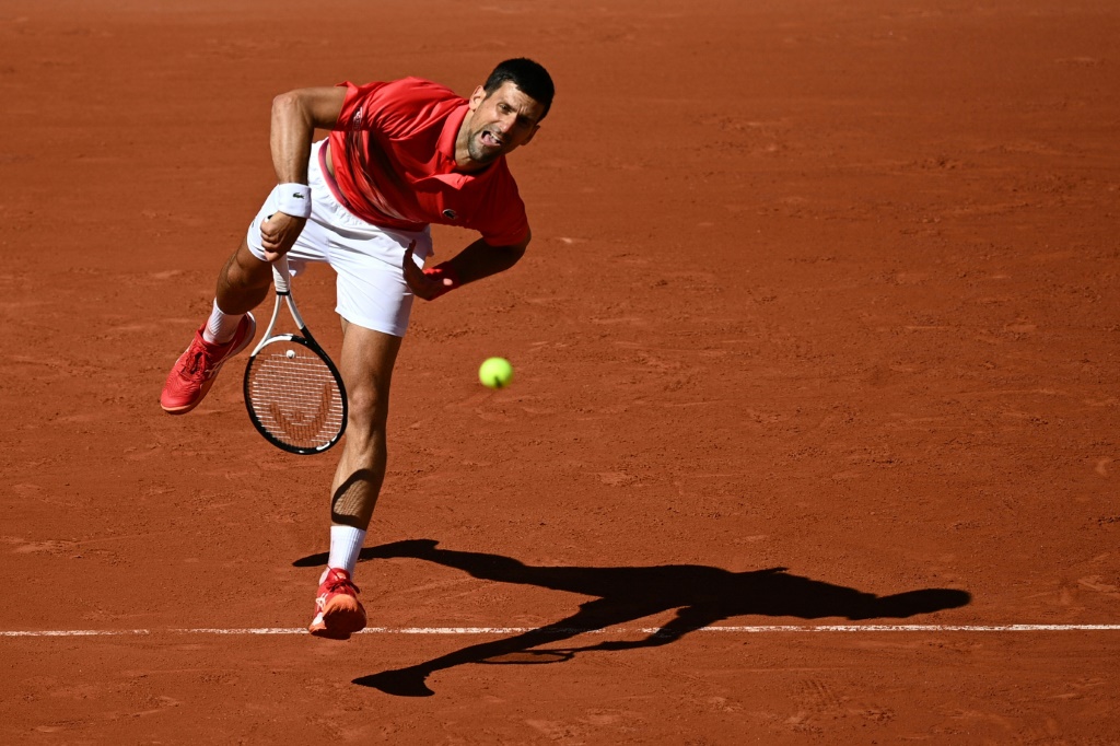 Novak Djokovic au service face au Slovène Aljaz Bedene à Roland-Garros