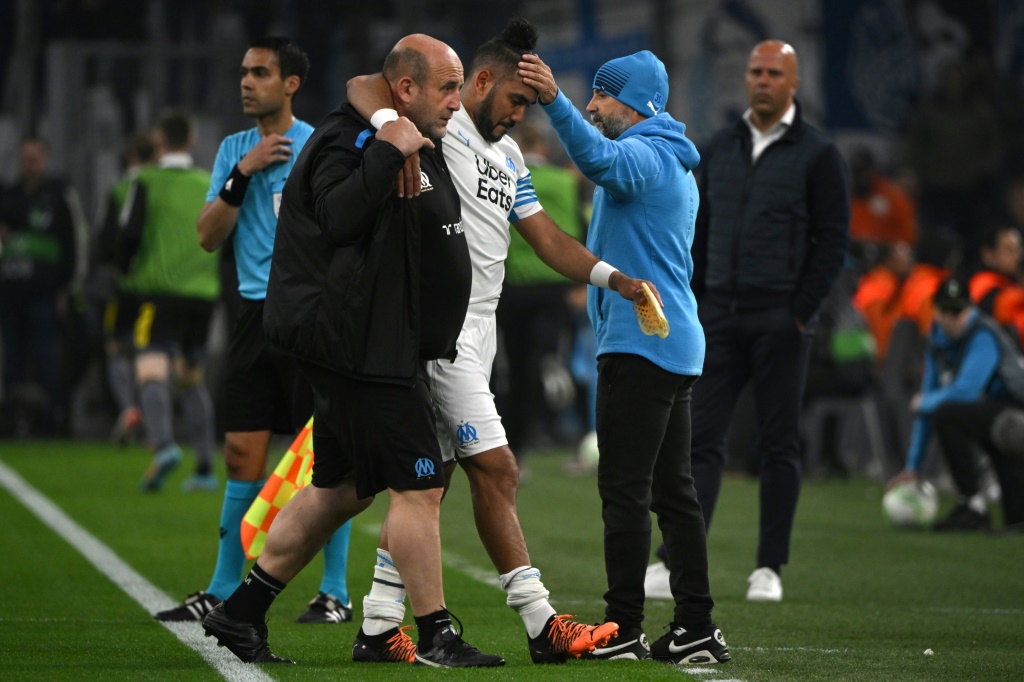 Le meneur de jeu de l'OM Dimitri Payet sort blessé contre Feyenoord en demi-finale retour de Ligue Europa Conférence