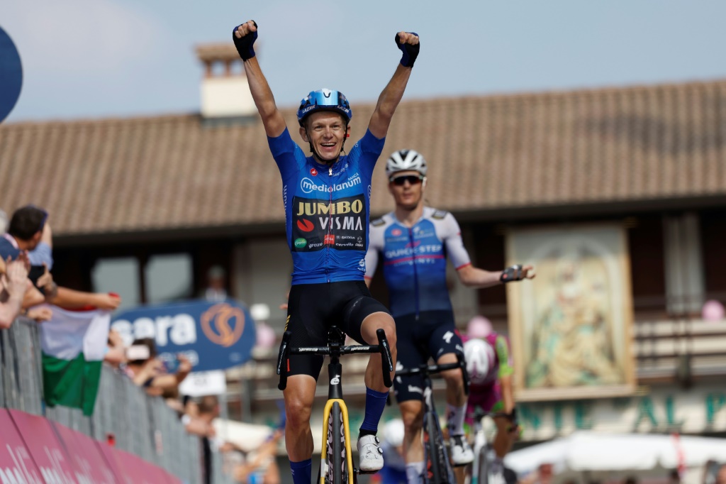 Le coureur de la Jumbo Koen Bouwman triomphe au terme de la 19e étape du Giro au sanctuaire de Castelmonte