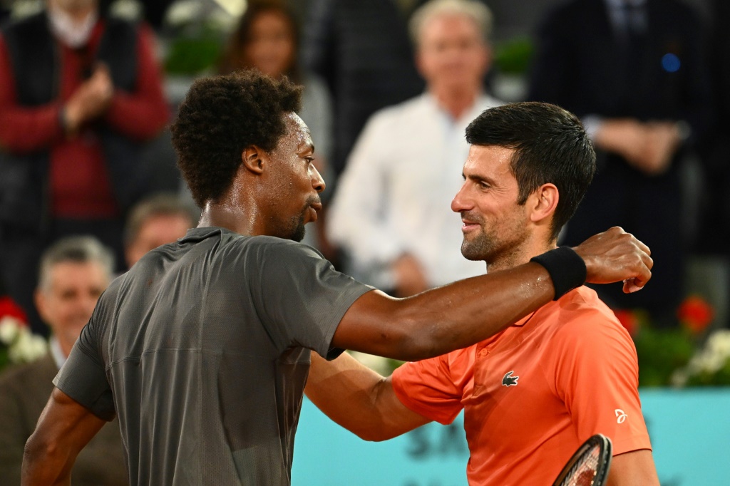 Le N.1 mondial Novak Djokovic a dominé le N.1 français Gaël Monfils 6-3