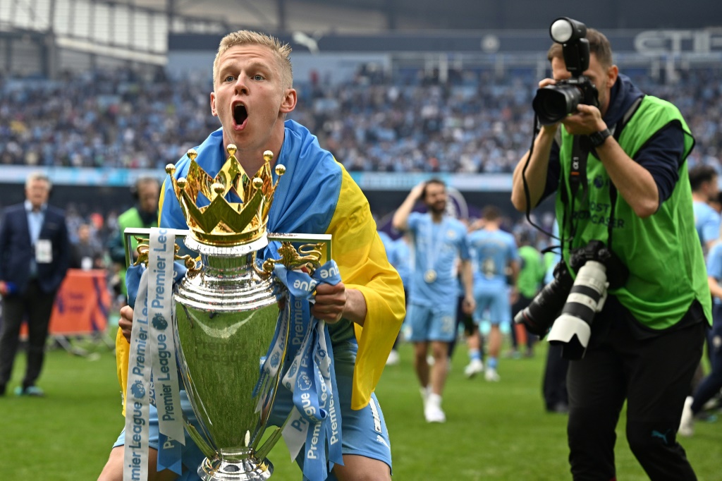 L'Ukrainien Oleksandr Zinchenko sacré champion d'Angleterre avec Manchester City dédie son trophée à son pays en guerre