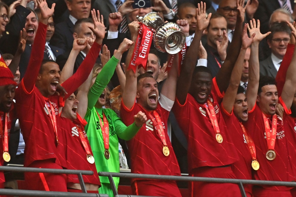 LKe capitaine de Liverpool Jordan Henderson soulève le trophée de la Coupe d'Angleterre remporté contre Chelsea à Wembley