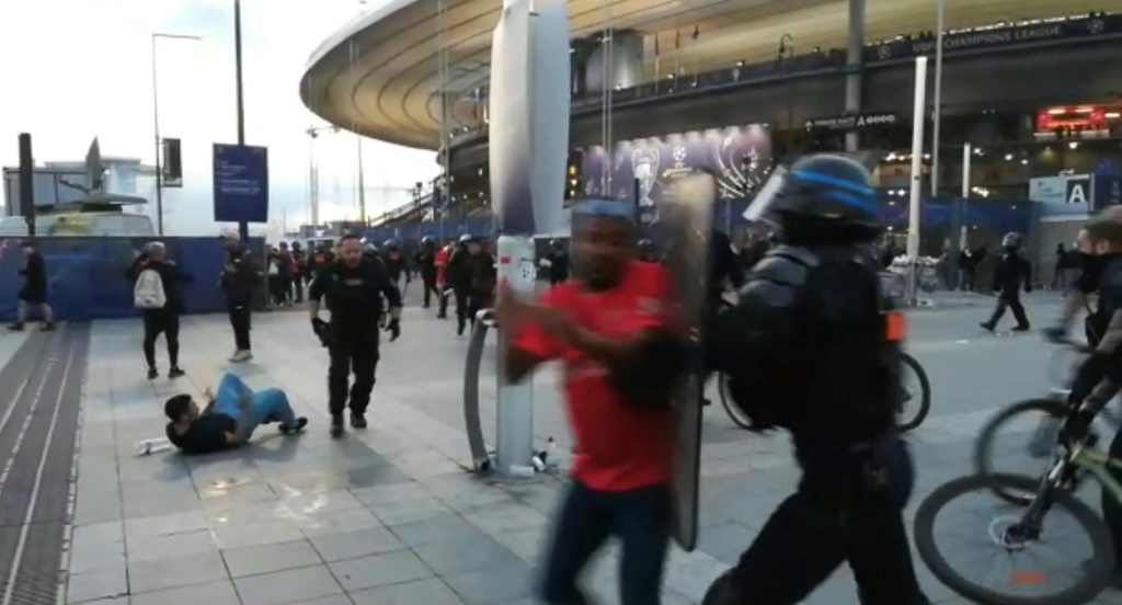 La police intervient aux abords du Stade de France alors que des individus tentent de franchir illégalement les grilles le 28 mai 2022