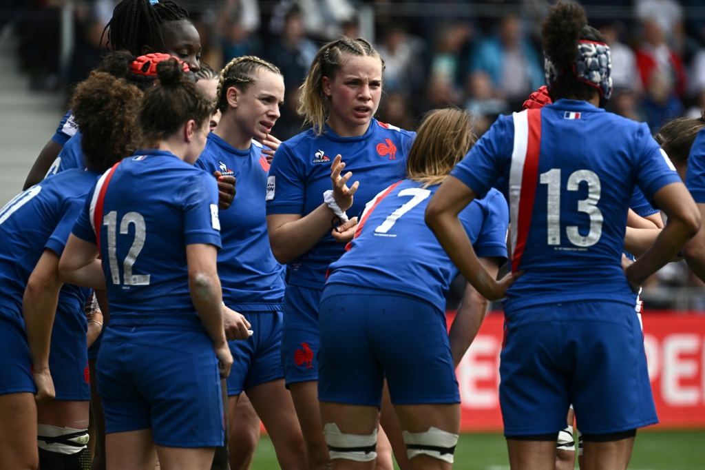 Les joueurs françaises après avoir concédé un essai contre l'Angleterre dans le dernier match du Tournoi des six nations féminins