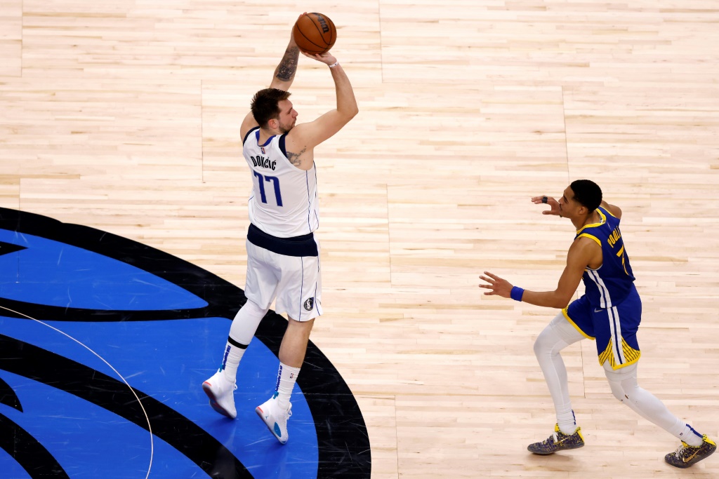 La star des Mavericks Luka Doncic shoote à trois points lors de la victoire de son équipe en play-offs NBA face aux Golden State Warriors