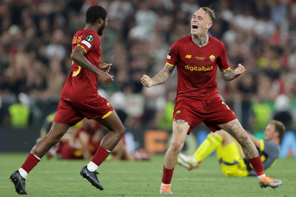 Les joueurs de la Roma Rick Karsdorp (d) et Ainsley Maitland-Niles euphoriques après la victoire contre Feyenoord