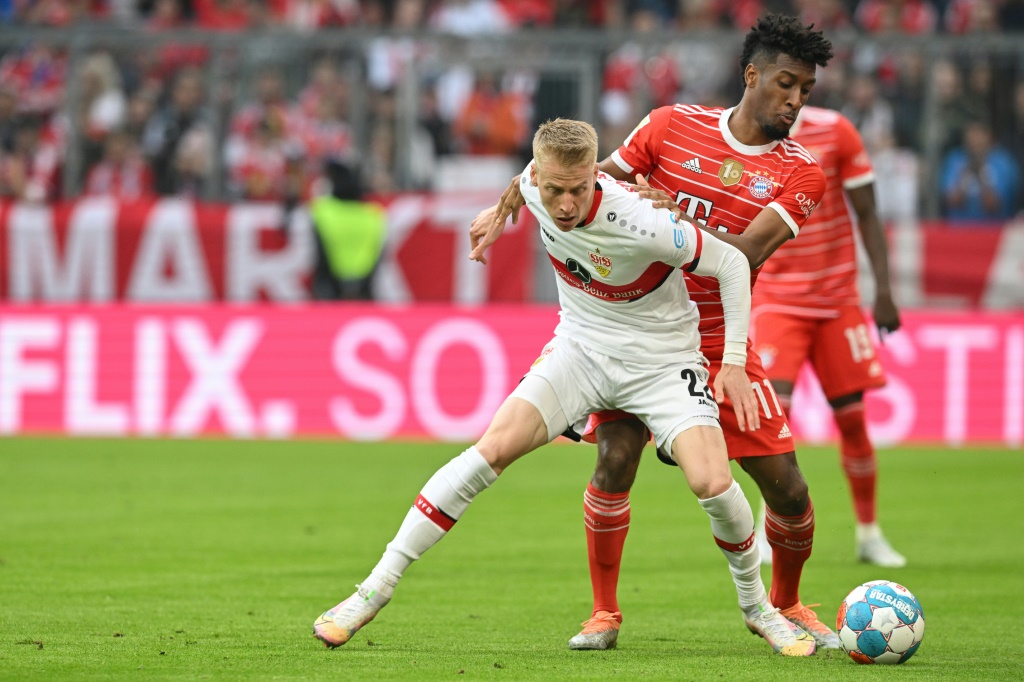 Le milieu de Stuttgart Chris Fuehrich (g) devance l'attaquant du Bayern Kingsley Coman