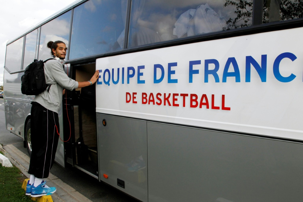 Le joueur de l'équipe de France de basket Joakim Noah le 19 septembre 2011 à Paris après la défaite de l'équipe de France contre l'Espagne lors de l'Euro 2011 de basketball.