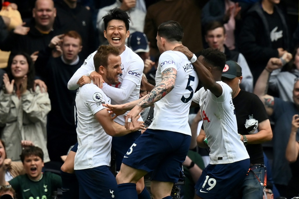 Harry Kane félicité par ses coéquipiers après avoir marqué un penalty pour Tottenham contre Burnley à Lonbdres