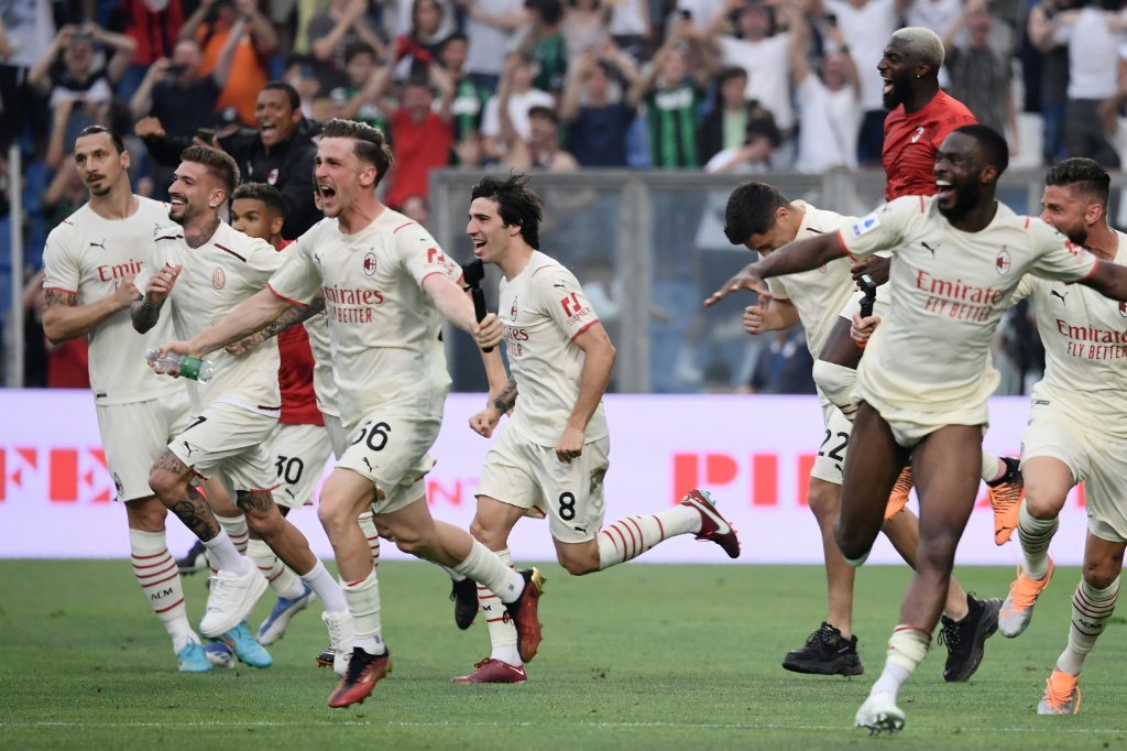 La délivrance des joueurs de l'AC Milan officiellement chmpions d'Italie après leur victoire à Sassuolo