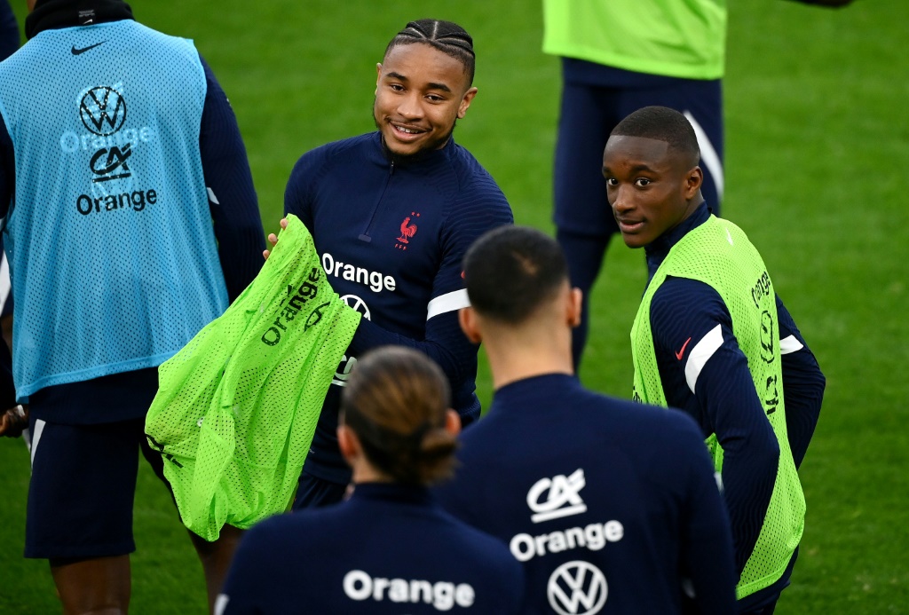 Les internationaux français Christopher Nkunku (c.) et Moussa Diaby (d.) participent à une séance d'entraînement à la veille du match amical de football entre la France et la Côte d'Ivoire au stade Vélodrome à Marseille