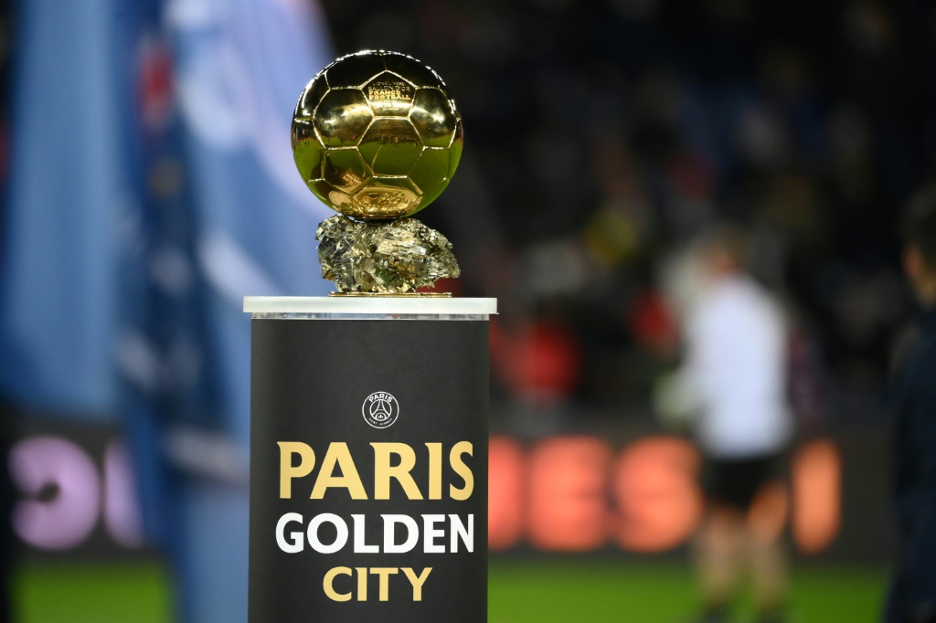 Le dernier Ballon d'Or remporté par Lionel Messi exposé avant le match PSG-Nice au Parc des Princes