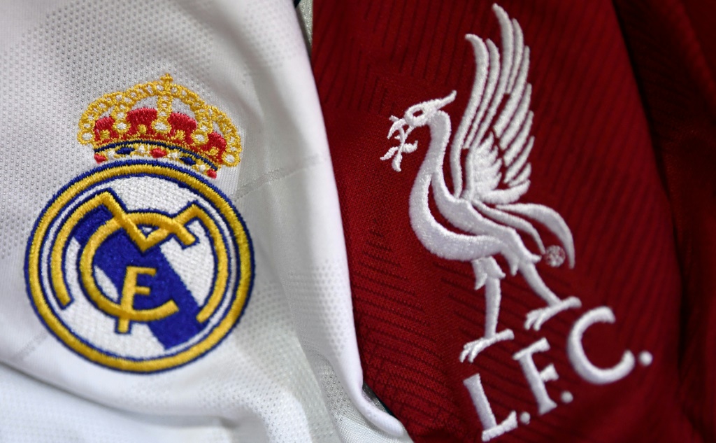 Montage des logos sur les maillots du Real Madrid et de Liverpool