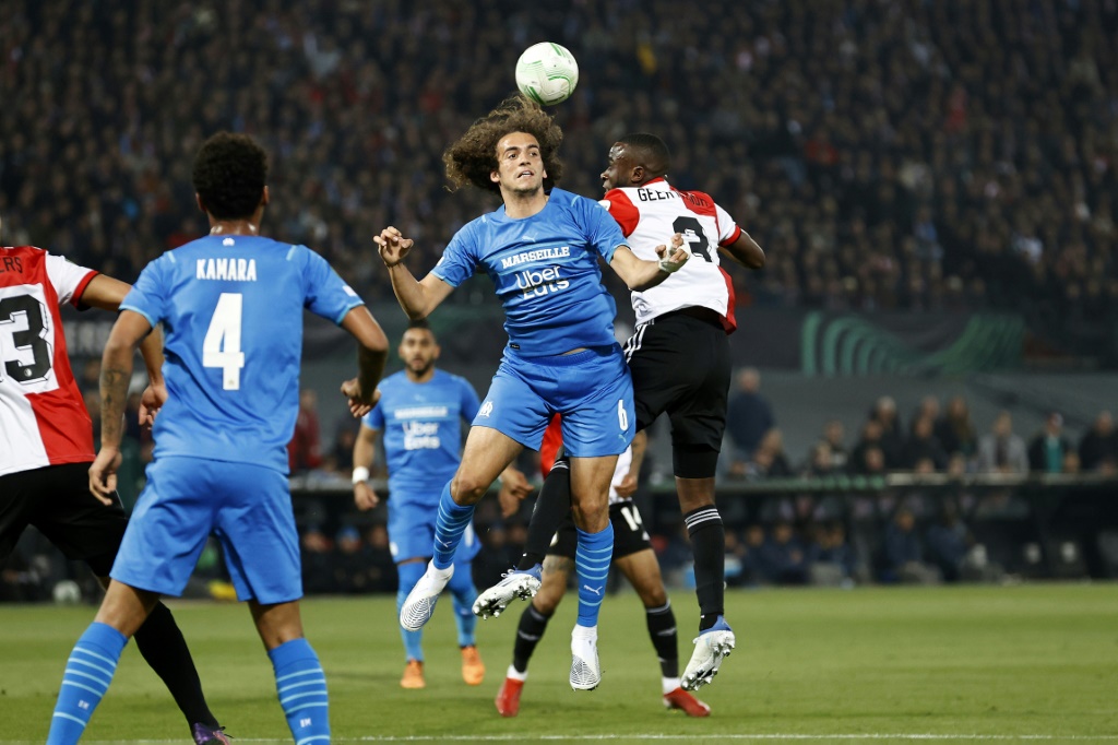 Duel aérien entre le milieu de terrain de Marseille Matteo Guendouzi (g) et le défenseur de Feyenoord Lutsharel Geertruida