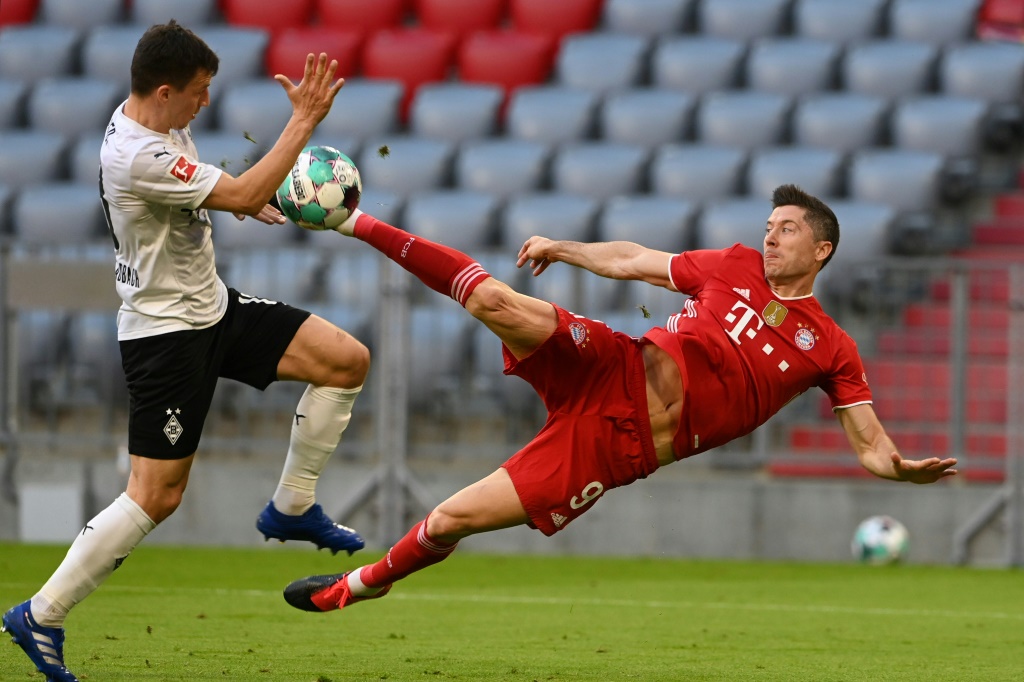L'attaquant polonais Robert Lewandowski marque le 3e but pour le Bayern Munich face au Borussia Moenchengladbach