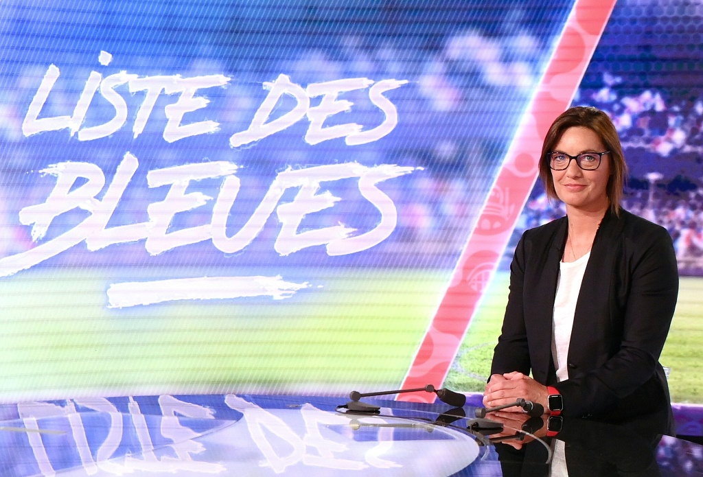 La sélectionneuse des Bleues Corinne Diacre sur le plateau de TF1 à Paris