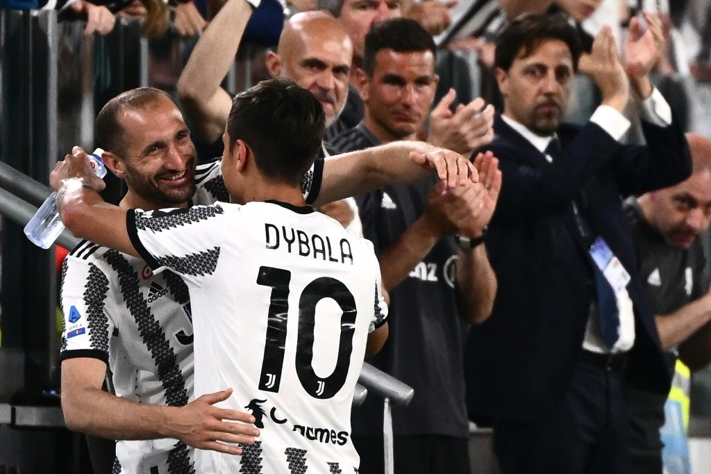 Les joueurs de la Juventus Paulo Dybala et  Giorgio Chiellini célèbrent leur dernière apparition sous le maillot bianconerilors du match entre la Juventus Turin et la Lazio Rome le 16 mai 2022 à Turin
