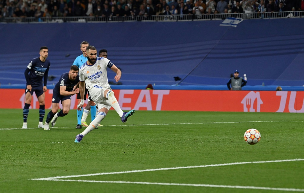 Karim Benzema inscrit un penalty pour le Real contre Manchester City