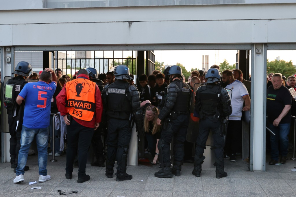 Les forces de police déployées le long des accès au Stade de France