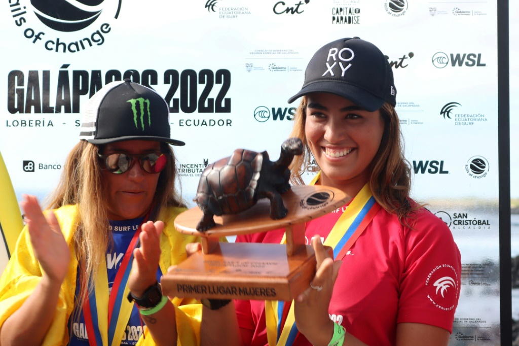 La surfeuse péruvienne Sol Aguirre reçoit son trophée après avoir remporté