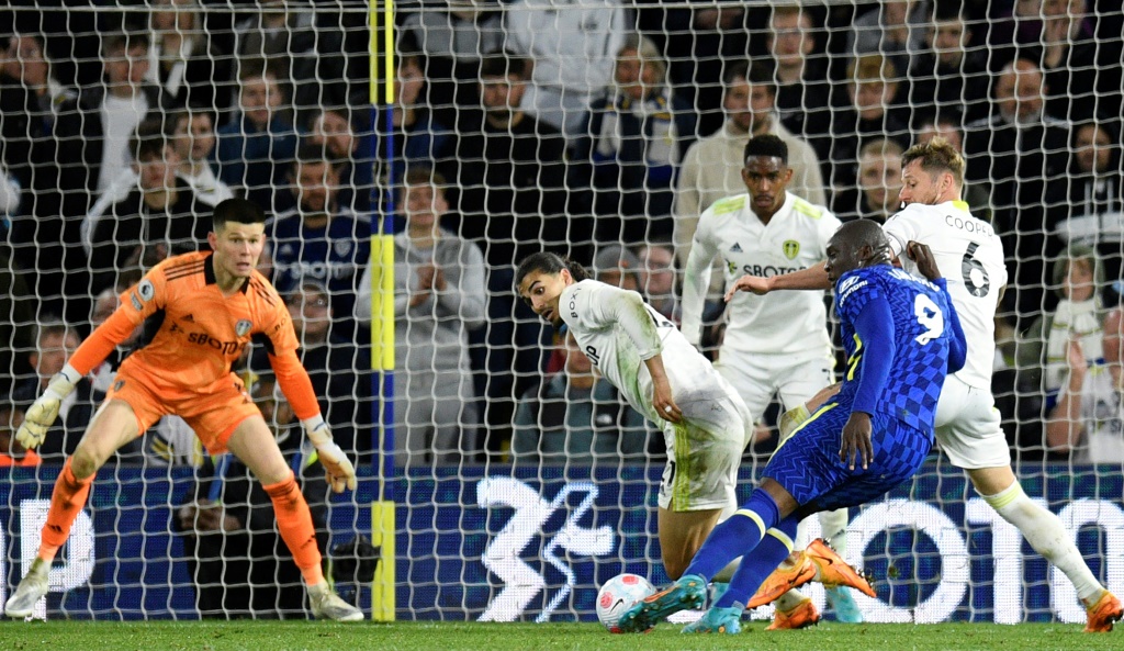 L'attaquant de Chelsea Romelu Lukaku (d) marque sur le terrain de Leeds