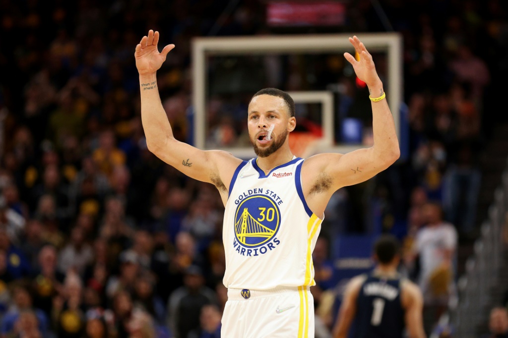 La star des Warriors Stephen Curry a inscrit 32 points dans la victoire à l'arraché de Golden State face aux Memphis Grizzlies en play-offs NBA le 9 mai 2022 à San Francisco.