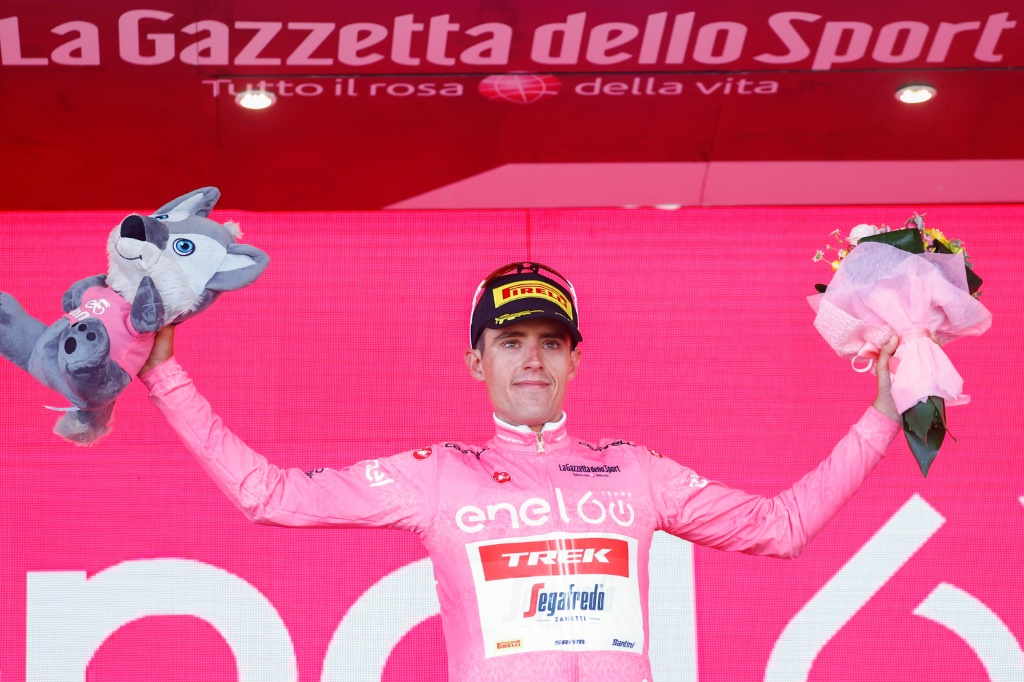 L'Espagnol Juan Pedro Lopez désormais maillot rise de leader du Tour d'Italie après la 4e étape à l'Etna, le 10 mai 2022