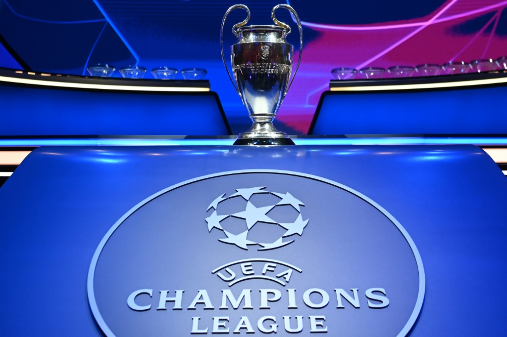 Le trophée de la Ligue des champions exposé avant le tirage au sort des groupes de la Ligue des champions à Istanbul, le 26 août 2021