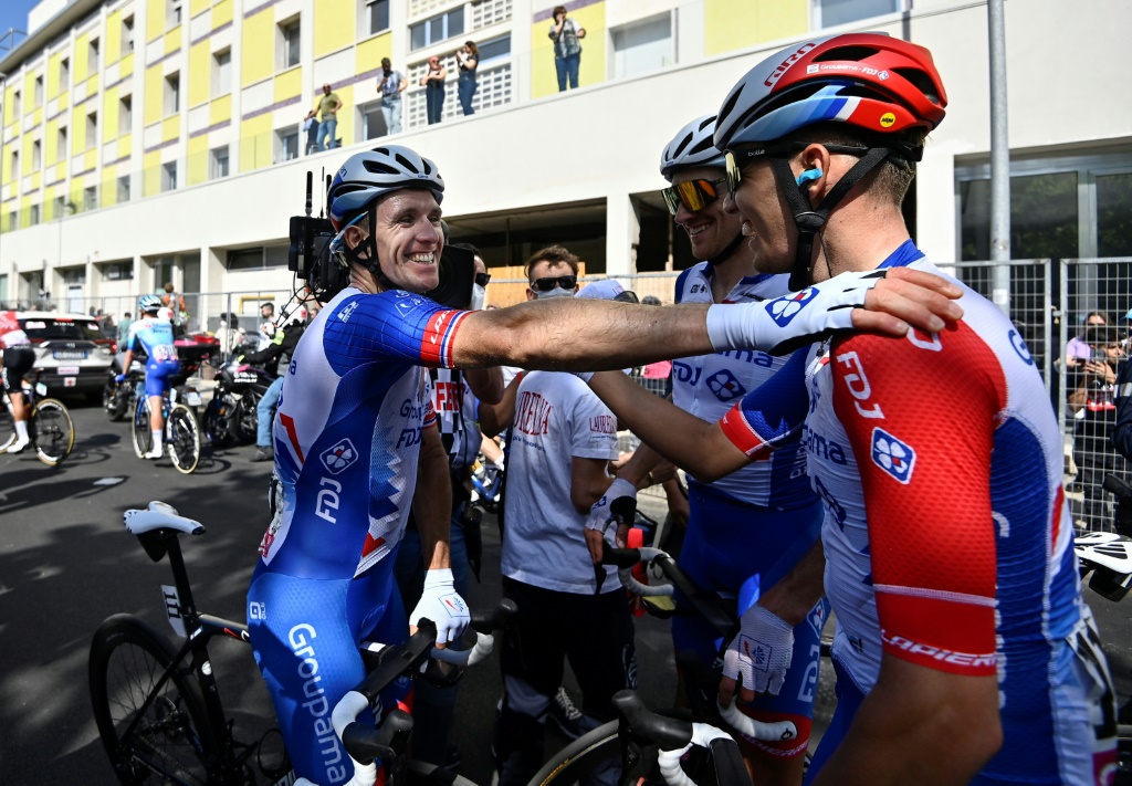 La joie d'Arnaud Démare (g) au côté de deux de ses équipiers après sa victoire dans la 5e étape du Giro, le 11 mai 2022 à Messine (Sicile)