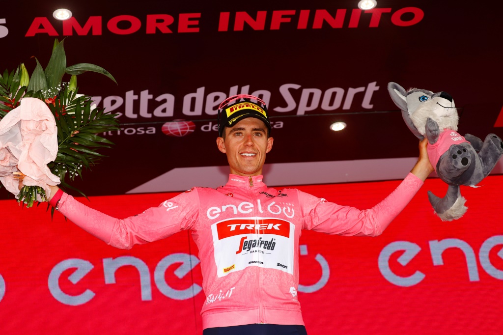 L'Espagnol Juan Pedro Lopez toujours maillot rose du Giro à l'arrivée de la 5e étape, le 11 mai 2022 à Messine (Sicile)