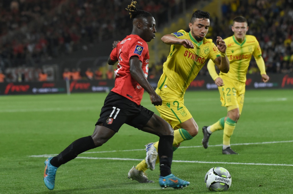 L'attaquant de Rennes Jérémy Doku (g) déborde le Nantais Fabio Da Silva, le 11 mai 2022 à Nantes