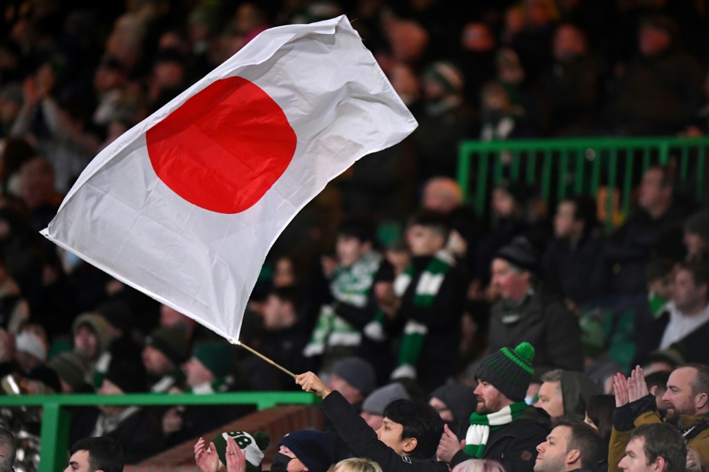 Un drapeau japonais dans les tribunes du Celtic Park, lors d'un match de Ligue Europa entre le Celtic et le Betis, le 9 décembre 2021