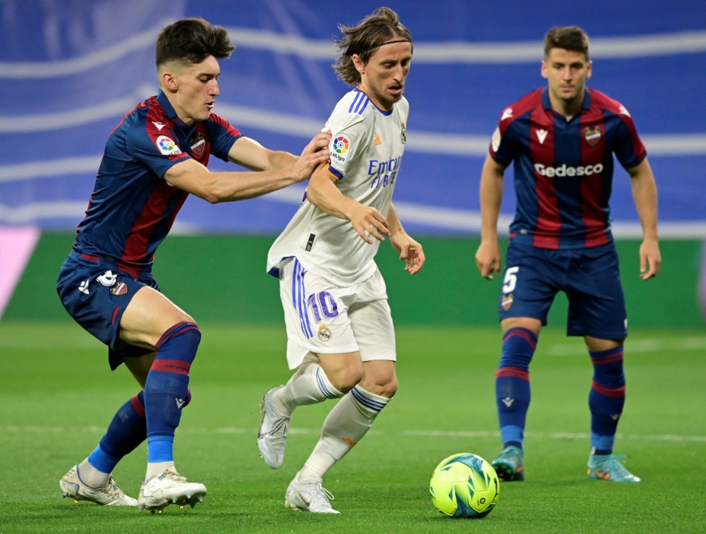 Le meneur de jeu croate du Real Luka Modric (c) devance le milieu de Levante Pepelu (g), le 12 mai 2022 à Madrid
