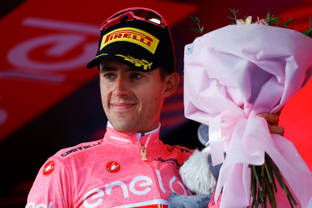 L'Espagnol Juan Pedro Lopez toujours maillot rose du Giro à l'arrivée de la 6e étape, le 12 mai 2022 à Scalea