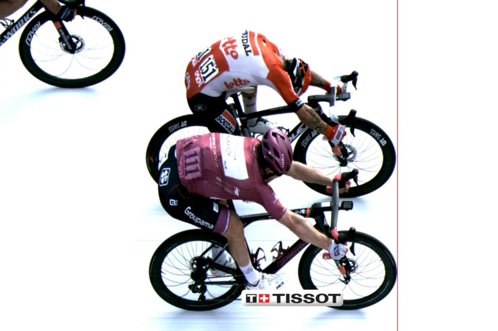 Photo finish à l'arrivée de la 6e étape du Giro remportée par Arnaud Démare (bas) devant Caleb Ewan, le 12 mai 2022 à Scalea