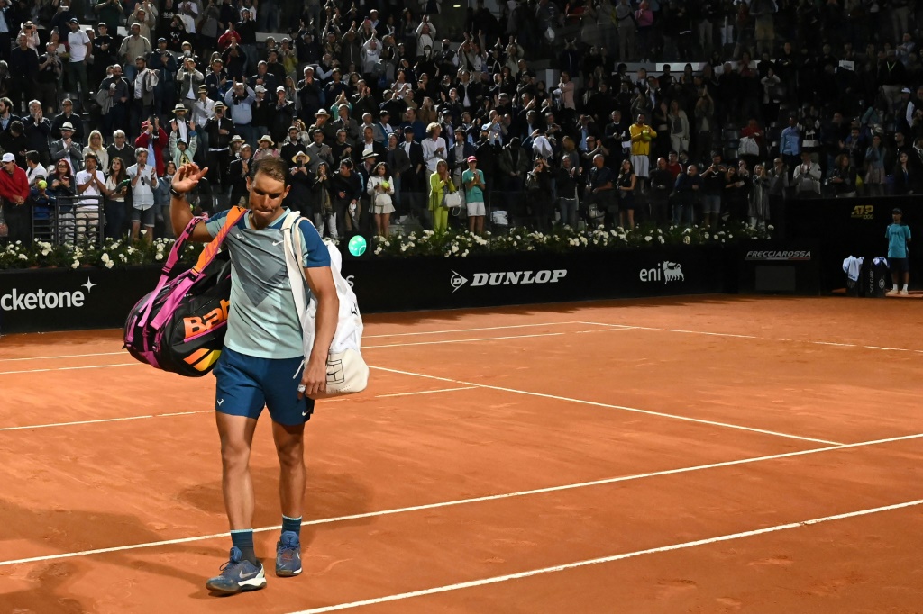 Rafael Nadal quitte le court éliminé par Denis Shapovalov au Masters 1000 de Rome, le 12 mai 2022