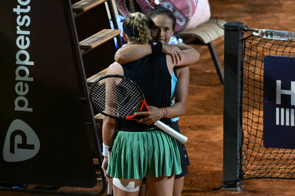 La Russe Darya Kasatkina (à droite) enlace la Suissesse Jil Teichmann, touchée à la cuisse gauche et contrainte à l'abandon le 13 mai 2022 en quart de finale du tournoi WTA 1000 de Rome