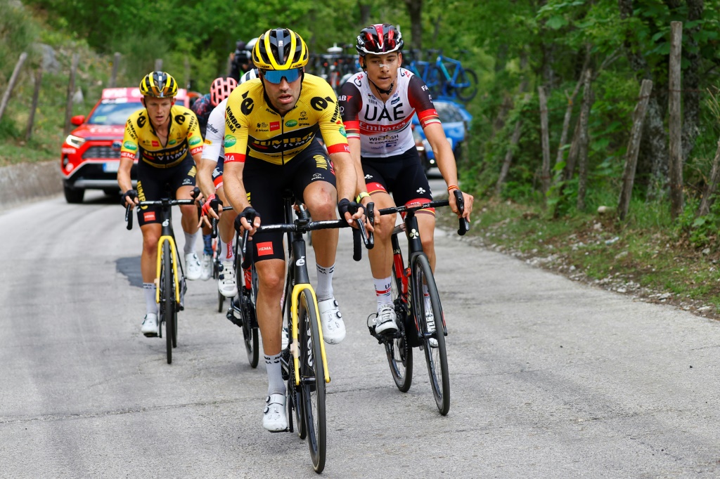 Le coureur de la Jumbo Koen Bouwman, en tête de l'échapée de la 7e étape du Giro victorieuse à Potenza, le 13 mai 2022