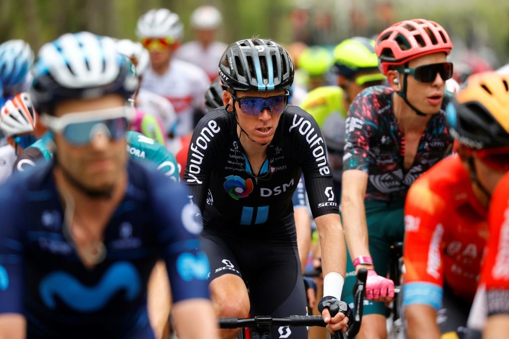 Le Français Romain Bardet DSM (au centre) lors de la 7e étape du Tour d'Italie en direction de Potenza, le 13 mai 2022