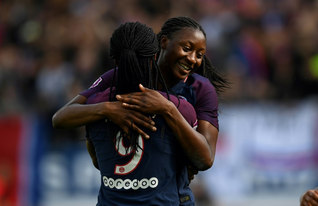 Kadidiatou Diani (à droite) enlace sa partenaire d'attaque du Paris Saint-Germain Marie-Antoinette Katoto lors d'un match contre Marseille à Paris le 22 avril 2018
