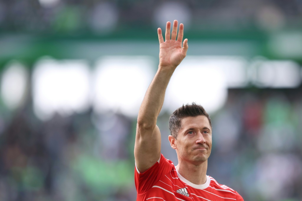 L'attaquant polonais du Bayern Munich, Robert Lewandowski, salue ses supporters après le match de Bundesliga contre le VfL Wolfsburg, à Wolfsburg, le 14 mai 2022