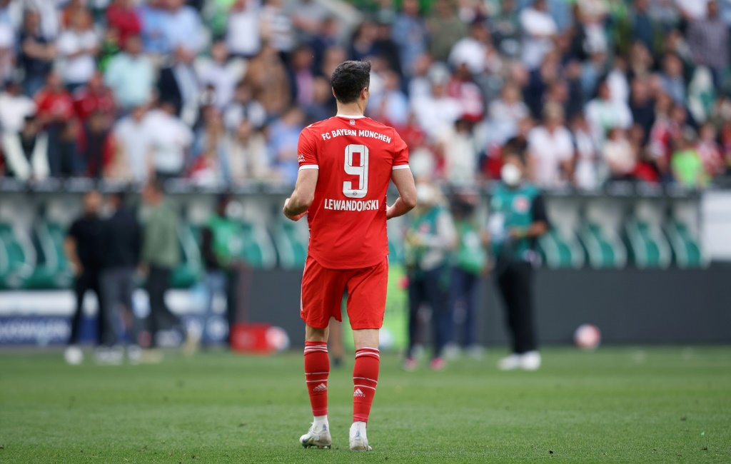 Robert Lewandowski quitte la pelouse après avoir reçu son trophée de meilleur buteur de Bundesliga à Wolfsburg, le 14 mai 2022