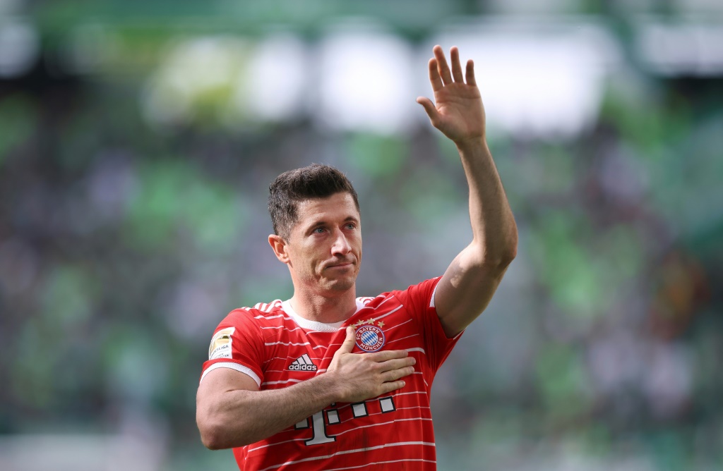 Le buteur du Bayern Munich  Robert Lewandowski salue ses fans à l'issue du match nul 2-2 à Wolfsburg, le 14 mai 2022