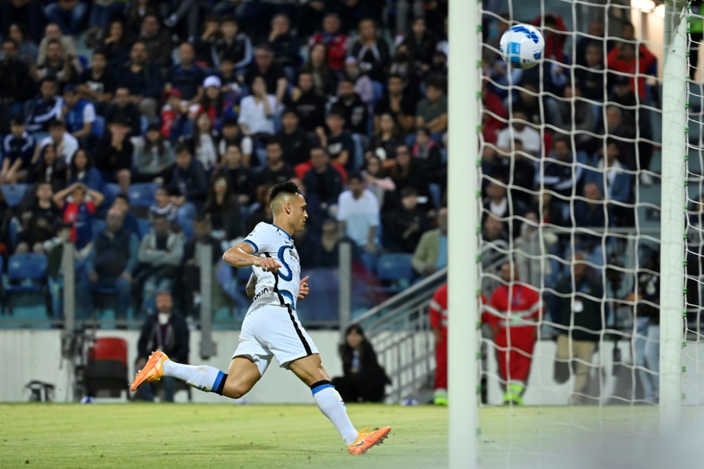 Lautaro Martinez inscrit le 3e but de l'Inter Milan à Cagliari, le 15 mai 2022 en Sardaigne