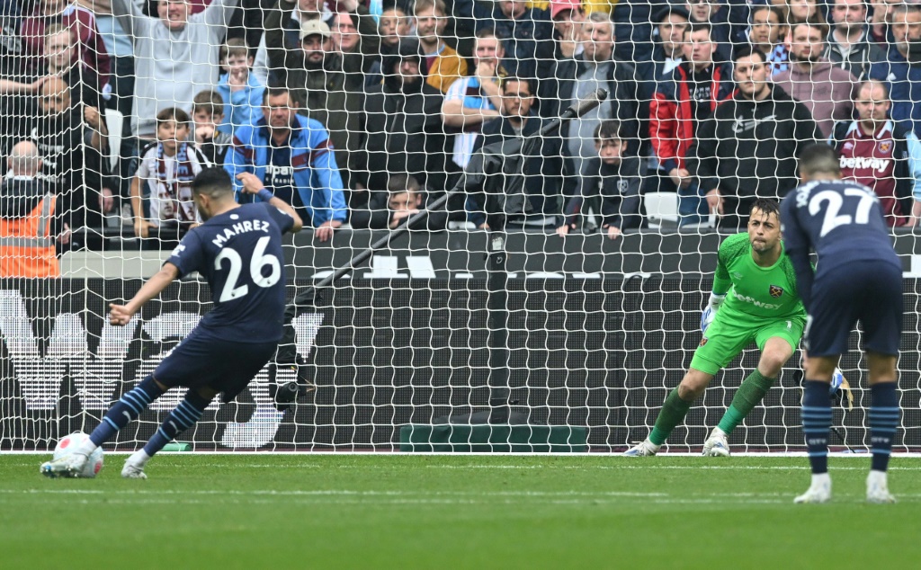 Riyad Mahrez rate un penalty accordé à Manchester City contre West Ham lors du match nul 2-2 à Londres, le 15 mai 2022