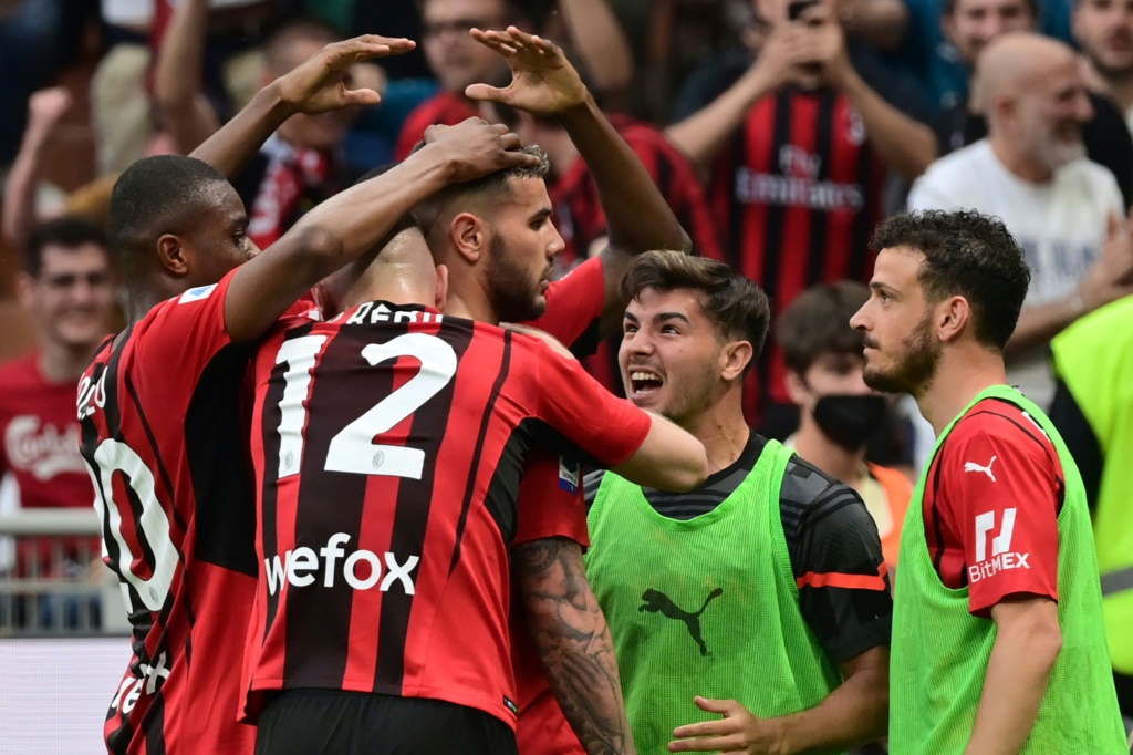 Les joueurs de l'AC Milan exultent après le but exceptionnel de Théo Hernandez contre l'Atalanta Bergame à San Siro, le 15 mai 2022