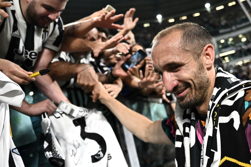 Le défenseur de la Juventus Giorgio Chiellini acclamé par les supporters lors de sa dernière apparition sous le maillot bianconeri lors du match de Serie A entre la Juve et la Lazio Rome le 16 mai 2022 à Turin